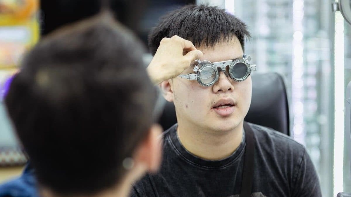 ลูกค้าสวมกรอบทดลองเลนส์ระหว่างวัดค่าสายตาที่ J.O. Vision Care สาขาหนองคาย