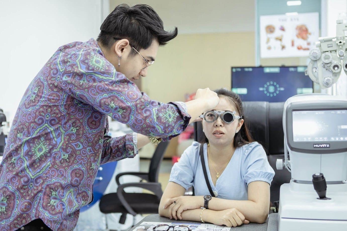 ตรวจวัดสายตาด้วยกรอบทดลองเลนส์ ร้านแว่นหนองคาย J.O. Vision Care